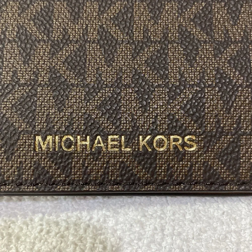 Michael Kors Jet Set Passport/Card Holder/Wallet - Picture 2 of 8